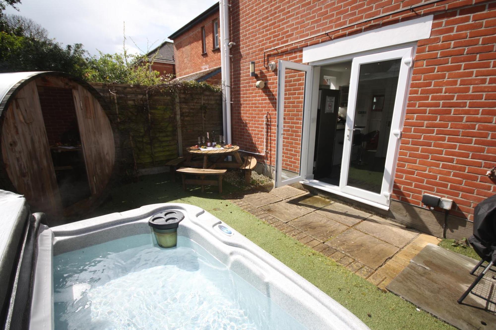 Holiday Home Hot Tub & Sauna Bournemouth Exteriör bild